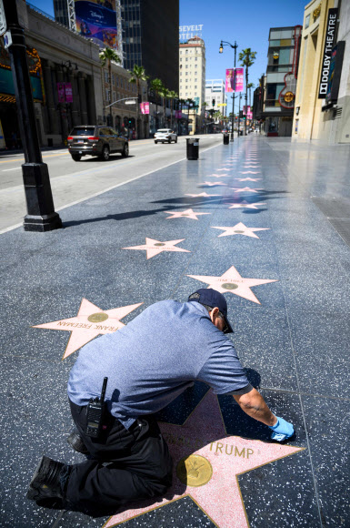 할리우드 ‘명예의 거리’ 트럼프 별 낙서 지우는 직원