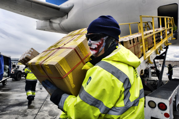 지난 10일 미국 캘리포니아주 로스엔젤레스 국제공항에서 보호용 마스크를 쓴 지상 승무원들이 중국 화물 수송기에서 의료물품을 하역하고 있다. 로스앤젤레스 AP 연합뉴스