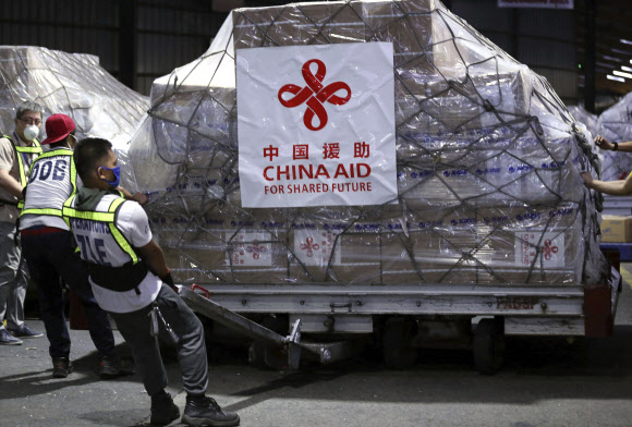지난달 21일 필리핀 수도 마닐라 니노이 아키노국제공항에서 근로자들이 중국에서 지원한 의료물품을 내리고 있다.