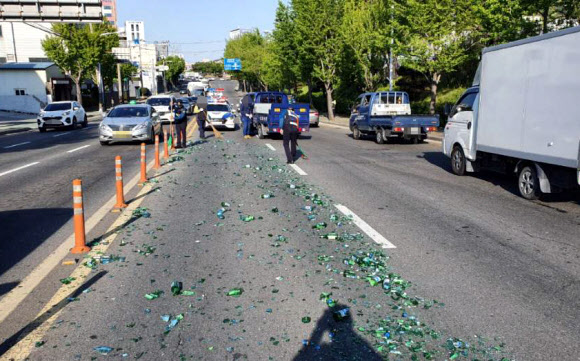 화물차에 실린 빈 소주병 2상자 도로로 ‘와장창’