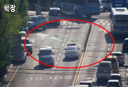 화물차에 실린 빈 소주병 2상자 도로로 ‘와장창’