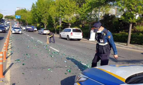 화물차에 실린 빈 소주병 2상자 도로로 ‘와장창’
