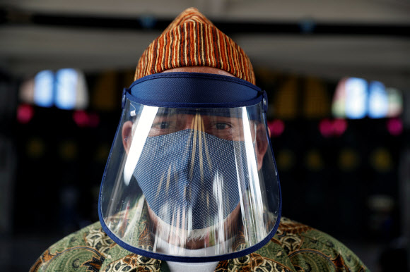 코로나19 얼굴가리개 쓰고 라마단 첫 날 예배 마친 무슬림