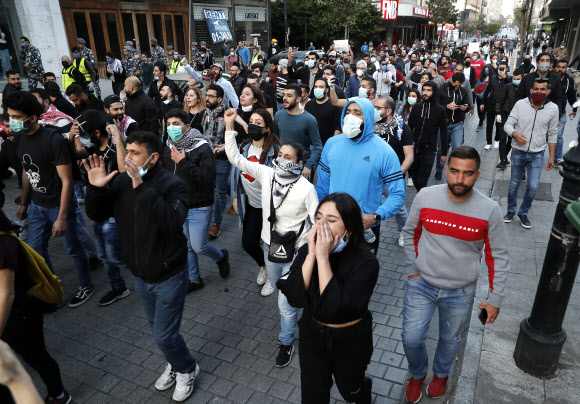 코로나19 경제 위기에 시위하는 레바논 시민들