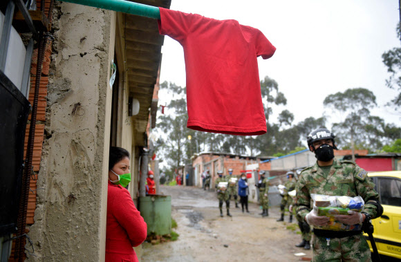 콜롬비아 빈민가 코로나19 식량 배급하는 군인
