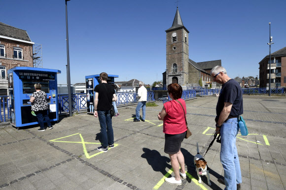 코로나19 마스크ㆍ소독제 자판기 앞에 줄선 프랑스 주민들