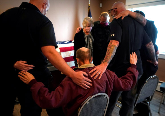코로나19로 숨진 한국전 참전용사 관 앞에서 기도하는 유족들