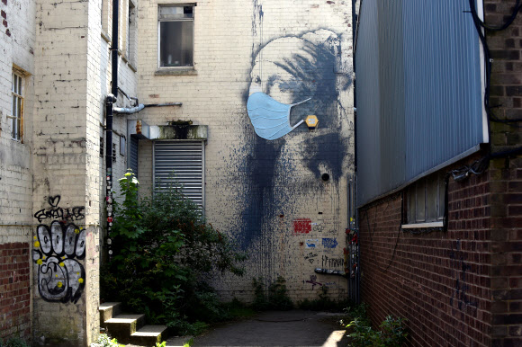 코로나19 마스크 추가된 영국 뱅크시 벽화