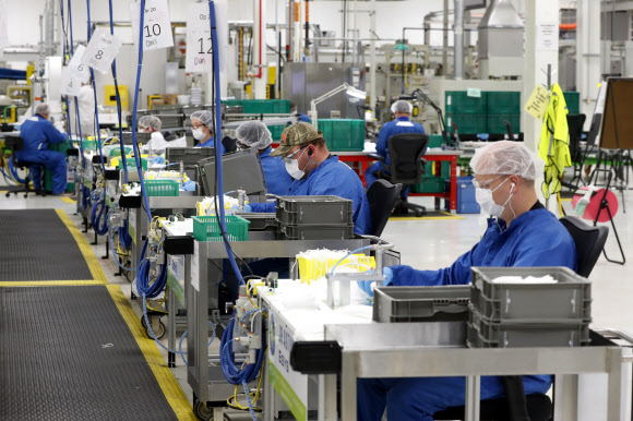 코로나19 마스크 생산하는 GM공장 직원들