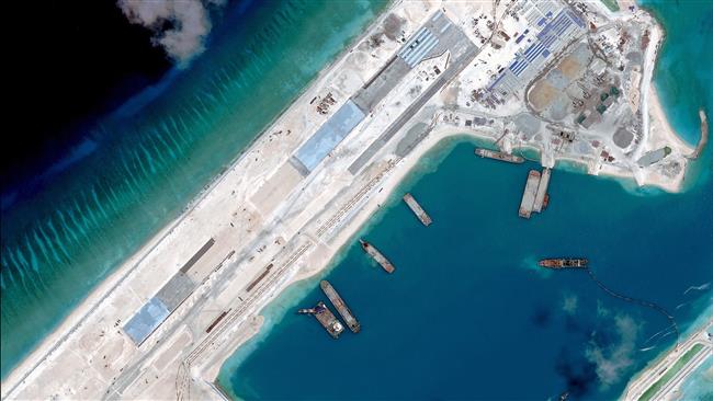 중국 정부가 최근 하이난성 싼사시 난사구를 설치한 피어리크로스 인공섬. 중국이 지난 2014년 산호초에 건설한 인공섬인 피어리크로스는 길이 3㎞ 이상의 활주로를 갖추고 있는 군사기지로 활용되고 있다. 남중국해 AFP 연합뉴스