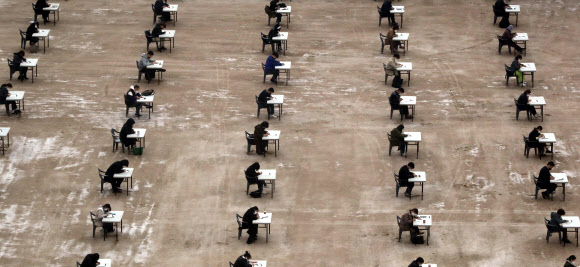 운동장에서 열린 보험설계사 시험