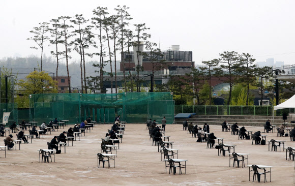 운동장에서 열린 시험