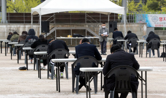 운동장에서 재개된 보험설계사 시험