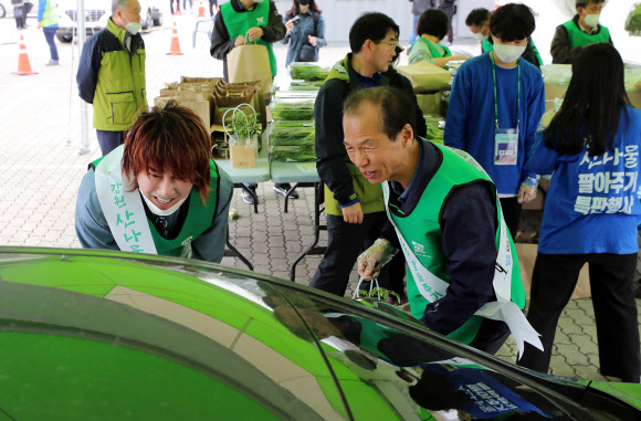 최문순 지사와 가수 김장훈 ‘산나물 사세요’
