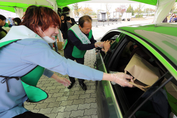 가수 김장훈 ‘강원 산나물 사세요’