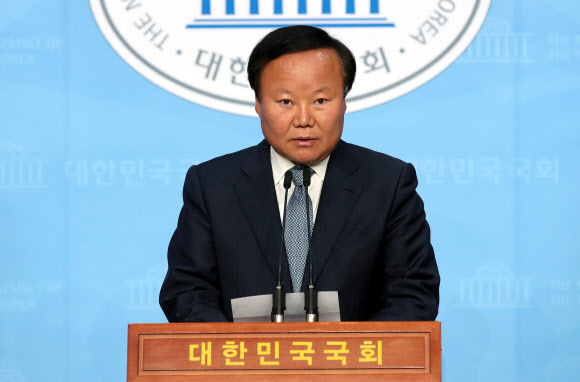 긴급재난지원금 관련 기자회견하는 김재원 예결위원장