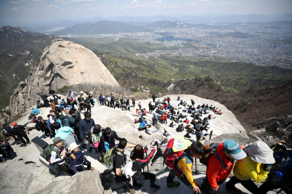 거리두기 완화 첫 주말 북한산은 ‘북적북적’