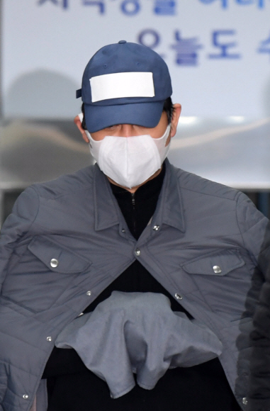 26일 라임사태에서 수원여객의 회삿돈 161억원을 빼돌린 혐의(특정경제범죄가중처벌법상 횡령)를 받고 있는 김봉현 회장이 영장 실질심사를 받기 위해 수원 남부경찰서를 나서고 있다. 2020.4.26.이종원 선임기자 jongwon@seoul.co.kr