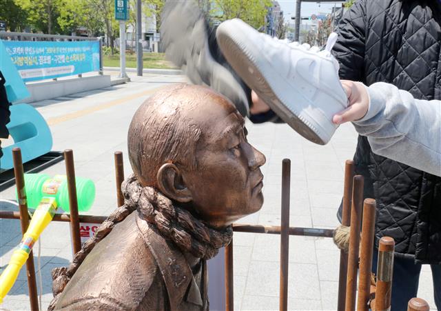 옛 전남도청 앞 전두환 동상 퍼포먼스