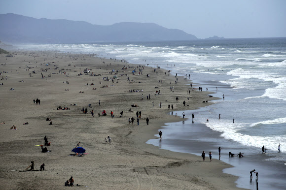 사람들이 25일(현지시간) 미국 샌프란시스코에서 코로나바이러스 유행 속, 오션비치를 방문하고 있다. AP 연합뉴스