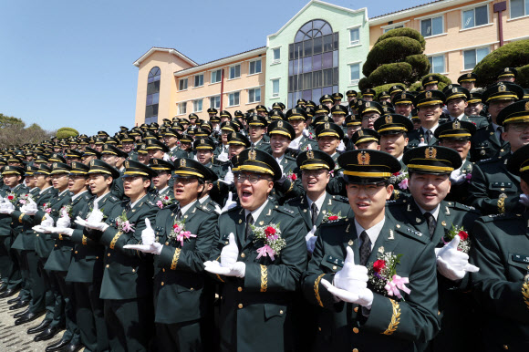 ‘덕분에 챌린지’ 하는 신임 장교