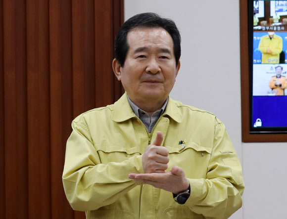 ‘덕분에’ 의료진 향해 존경 표하는 정세균 총리