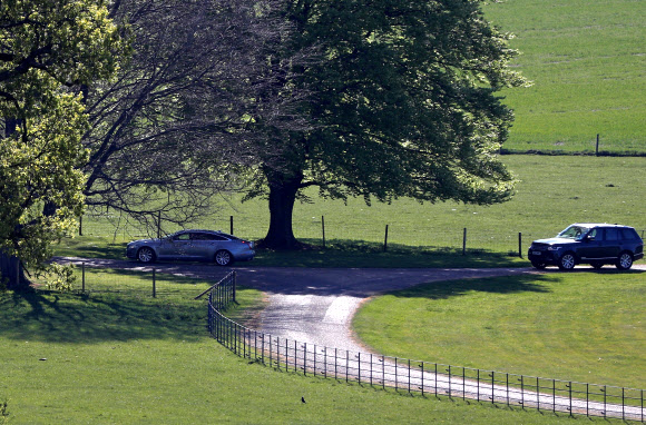 보리스 존슨 영국 총리가 탄 차(왼쪽)가 26일 영국 체커스에 있는 지방 관저를 떠나 런던으로 향하고 있다. 연합뉴스.