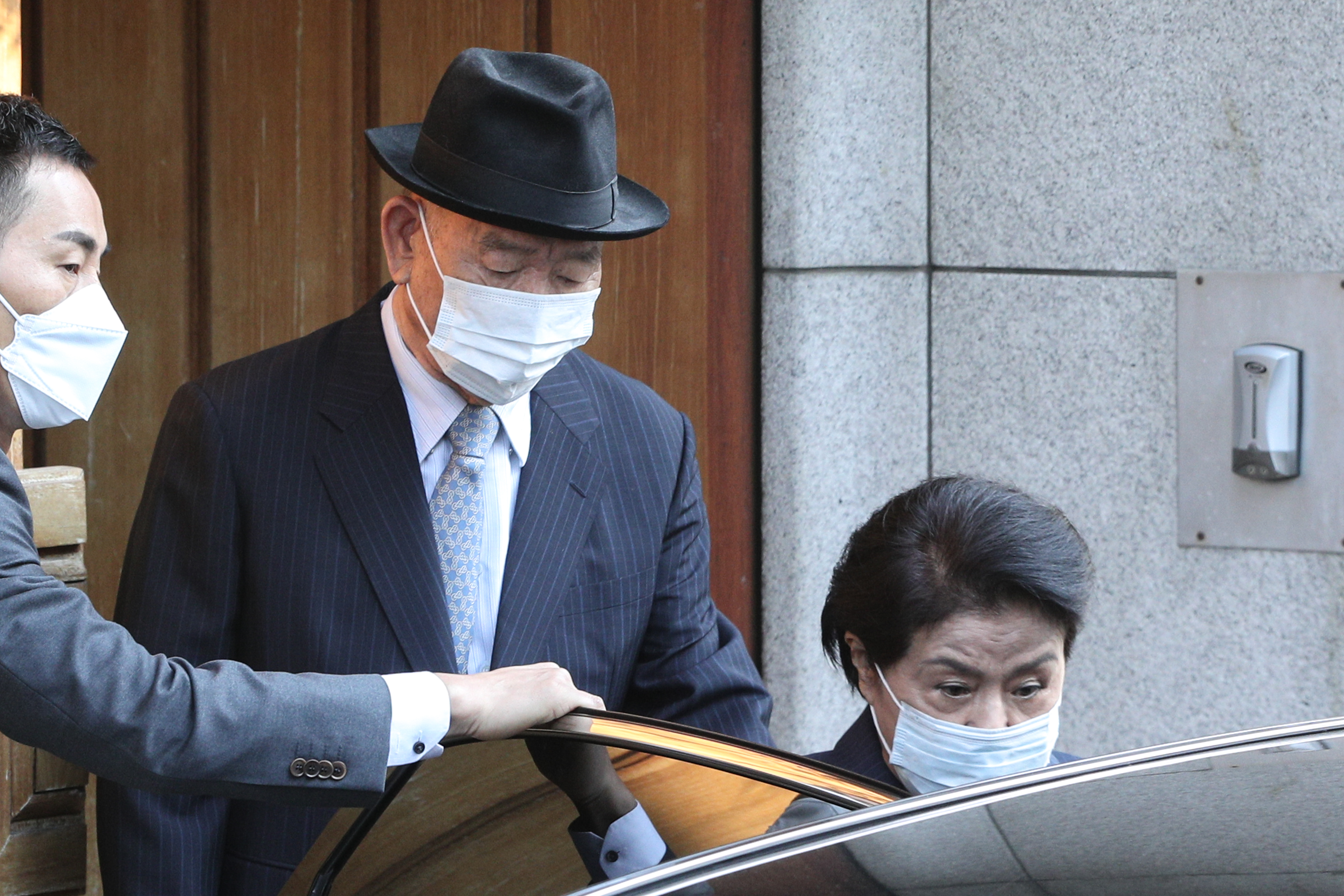 5.18 헬기사격을 증언한 고(故) 조비오 신부에 대한 사자명예훼손 혐의로 재판을 받는 전두환 씨가 27일 오전 광주지법에서 열리는 공판기일에 참석하기 위해 부인 이순자 씨와 함께 서울 연희동 자택을 나서고 있다. 2020.4.27 뉴스1