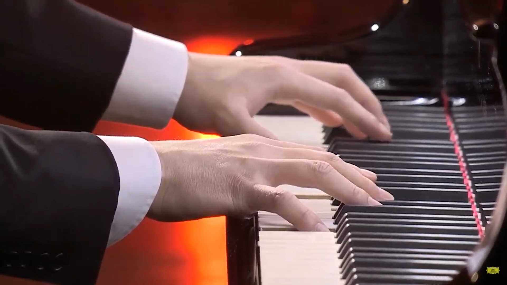슈베르트 ‘방랑자 환상곡’을 연주하고 있는 피아니스트 조성진의 손. 도이치 그라모폰 유튜브 캡처