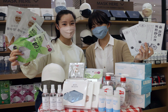 27일 서울 중구 신세계백화점 본점 지하 식품관에서 모델들이 ‘신세계 마스크 편집 매장’을 선보이고 있다.