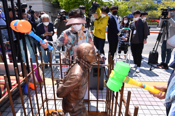 5·18 피해자 유가족들이 27일 광주광역시 동구 광주지방법원 앞에서 전두환 전 대통령의 법정 출석을 앞두고 장난감 망치로 흉상을 내려치고 있다. 2020. 4. 27. 박윤슬 기자 seul@seoul.co.kr