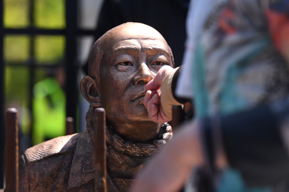 5?18 희생자 유가족이 27일 광주광역시 동구 광주지방법원에서 전두환 전 대통령의 법정 출석을 앞두고 흉상을 입을 잡아당기고 있다. 2020. 4. 27. 박윤슬 기자 seul@seoul.co.kr