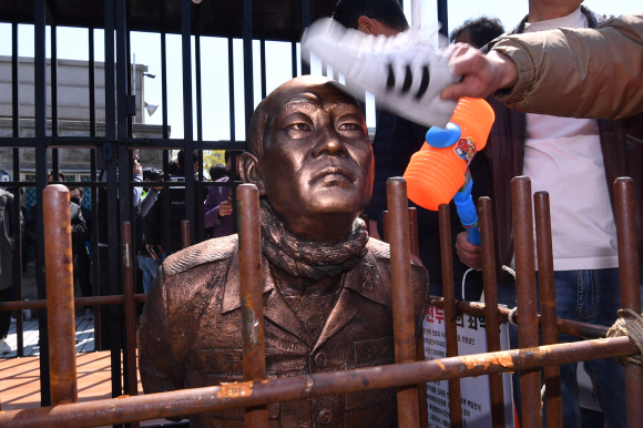 5?18 관련 단체 회원들이 27일 광주광역시 동구 광주지방법원에서 전두환 전 대통령의 법정 출석을 앞두고 흉상을 신발로 내려치고 있다. 2020. 4. 27. 박윤슬 기자 seul@seoul.co.kr