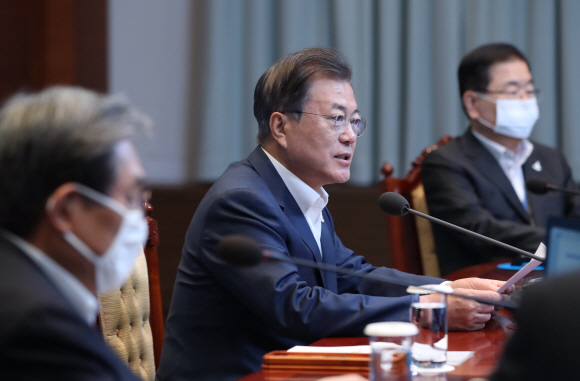 문재인 대통령이 27일 오후 청와대에서 수석·보좌관 회의를 주재하고 있다.2020. 4. 27. 도준석 기자pado@seoul.co.kr