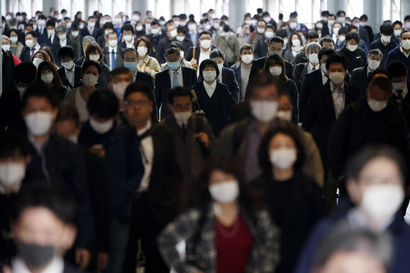 일본 도쿄의 한 전철역이 27일 출근하는 직장인들로 붐비고 있다. 2020.4.27  AP 연합뉴스