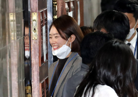 고민정 ‘활짝’