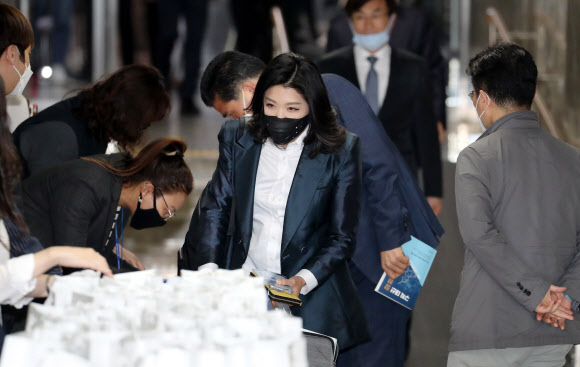 더불어민주당-시민당 초선 당선자 워크숍 참석하는 신현영