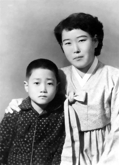 김호운 작가가 국민학교(지금의 초등학교) 4학년 때 어머니와 찍은 사진. 당시 교내 백일장에서 동시 입선을 기념하면서 찍었다.