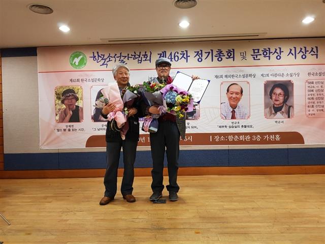 김호운(오른쪽) 작가는 올해 소설가단체인 한국소설가협회 이사장에 취임했다. 왼쪽은 선관위원장을 맡았던 소설가 황충상.