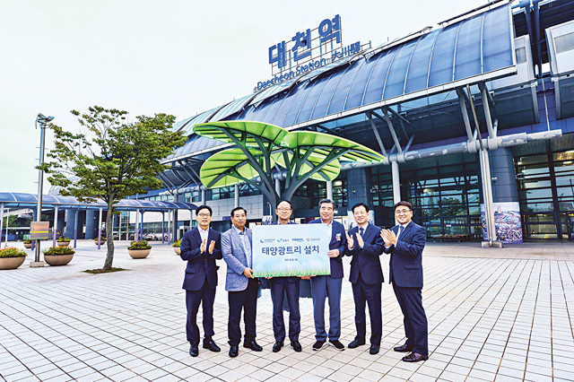 충남 대천역에 설치한 ‘태양광나무(솔라트리)’  한국중부발전 제공