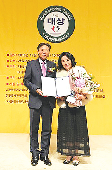 지난해 12월 13일 서울프레스센터에서 열린 제14회 대한민국나눔대상 시상식에서 김현숙 대표가 여성가족부 장관상을 수상하고 있다.