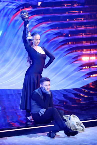 스타들이 26일(현지시간) 러시아 모스크바에서 TV 쇼의 댄스 경연 중, 멋진 무대를 선보이고 있다. 타스 연합뉴스