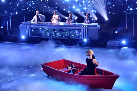 스타들이 26일(현지시간) 러시아 모스크바에서 TV 쇼의 댄스 경연 중, 멋진 무대를 선보이고 있다. 타스 연합뉴스