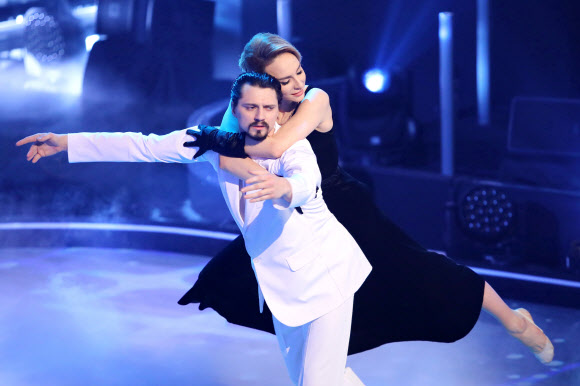 스타들이 26일(현지시간) 러시아 모스크바에서 TV 쇼의 댄스 경연 중, 멋진 무대를 선보이고 있다. 타스 연합뉴스