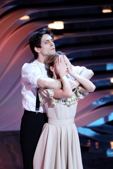 스타들이 26일(현지시간) 러시아 모스크바에서 TV 쇼의 댄스 경연 중, 멋진 무대를 선보이고 있다. 타스 연합뉴스