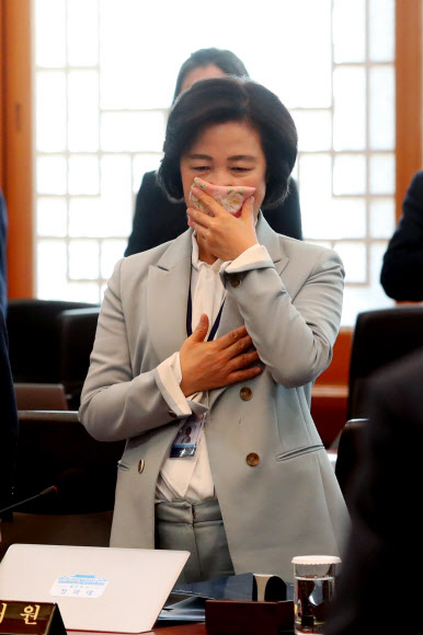 추미애 법무부 장관 ‘마스크 대신 손수건’