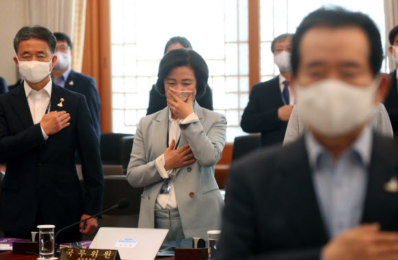 추미애 법무부 장관 ‘마스크 대신 손수건’