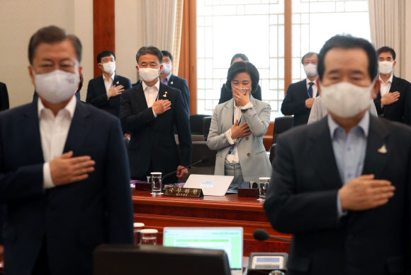추미애 법무부 장관 ‘마스크 대신 손수건’