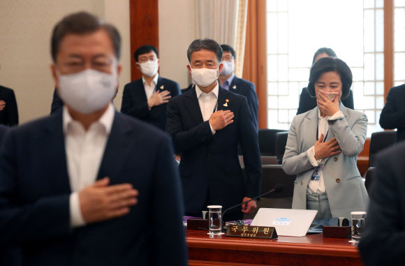 추미애 법무부 장관 ‘마스크 대신 손수건’