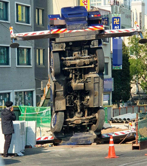 인천 지하철 공사현장서 13t 크레인 넘어져…인명피해 없어